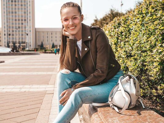 Ragazza ex studentessa seduta fuori