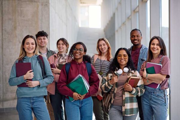 Studenti nell'Università sorridenti
