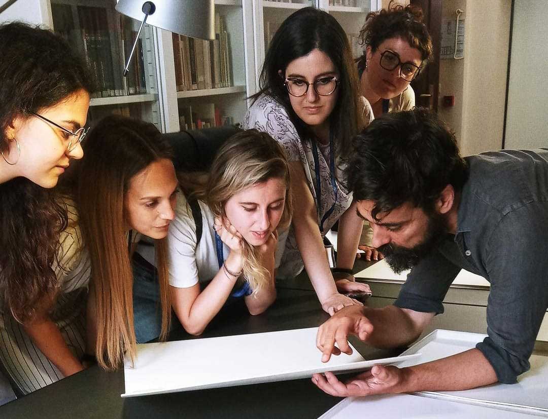 Studenti Alumni con mentor intorno a un tavolo